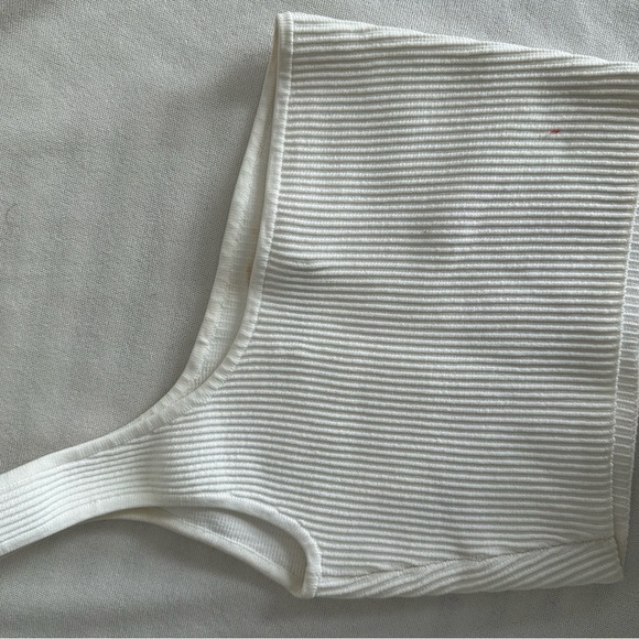 Aritzia Babaton
Sculpt Knit One-Shoulder Top in white - Picture 3 of 5